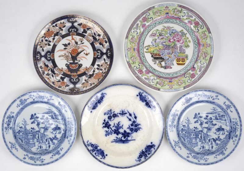 Een lot van vijf borden, waarbij één met een décor à la mouche van B.F.K., twee met een gedrukt blauw op wit Chinees decor, een Chinees bord en een Imari bord.