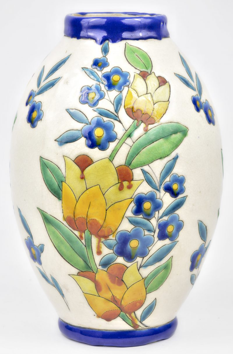 Een eironde vaas van geglazuurd aardewerk met een meerkleurig bloemendecor. Tijdperk Art deco. Vermoedelijk Boch, maar niet gemerkt.