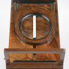 Een antieke houten stereoscoop - grafoscoop met wegklapbare loep en afneembare stereokijker. Met ingelegd ivoren merkplaatje. Engeland omstreekas 1880.