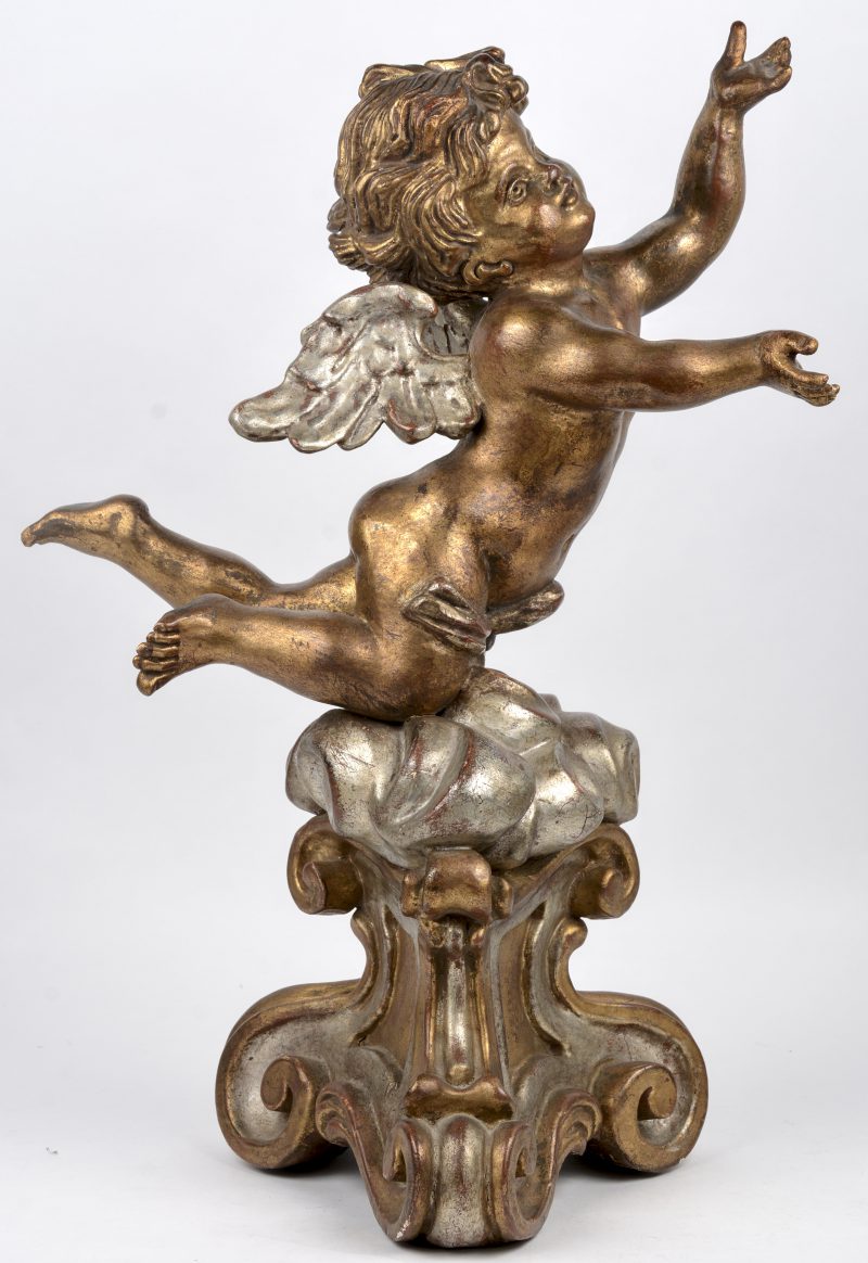 Een verguld houten engeltje op sokkel naar barok voorbeeld.