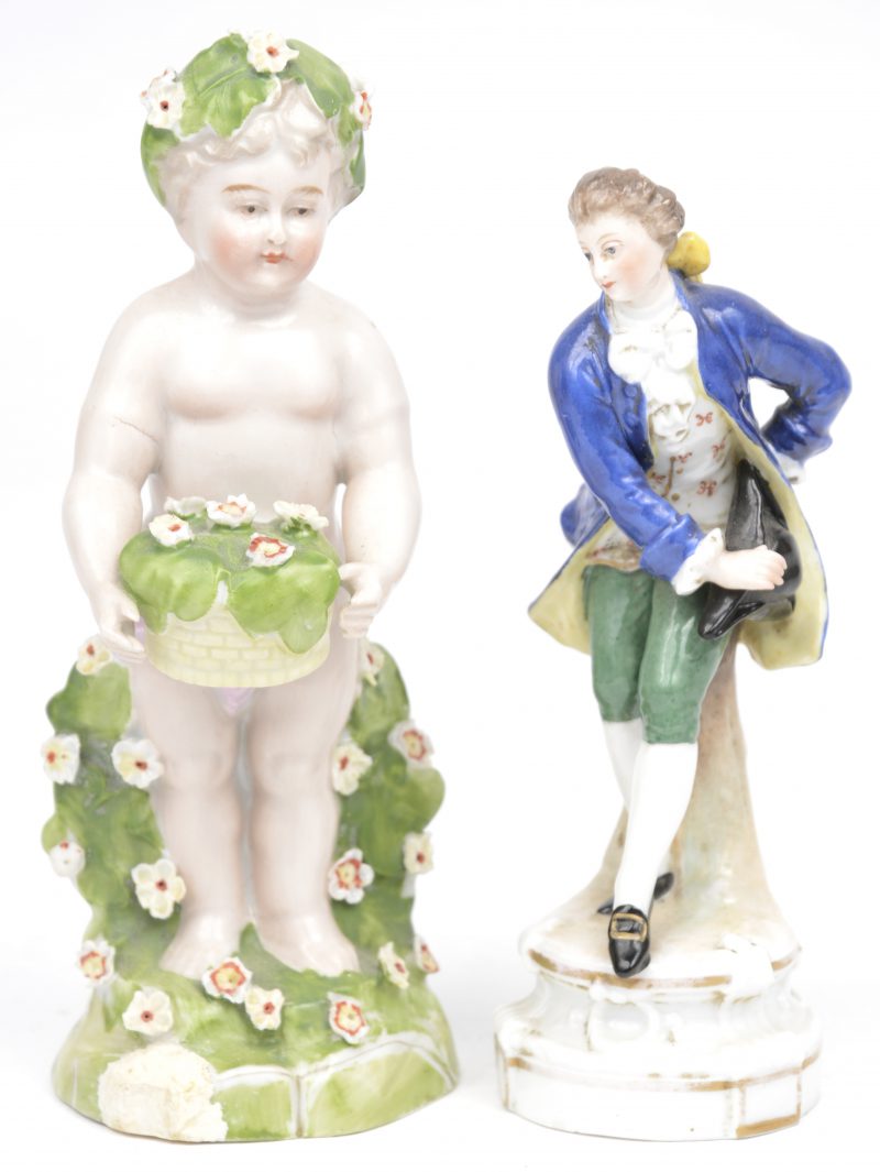 Twee meerkleurig porseleinen beeldjes. XVIIIe en XIXe eeuw.