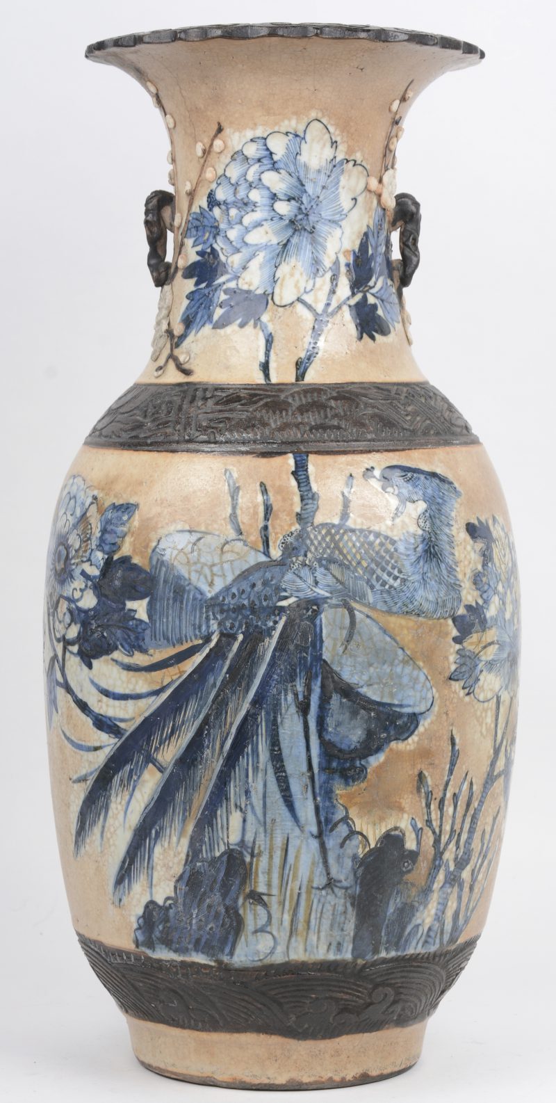 Een Nanking vaas met blauw en wit decor met Pauw. En perforatie in de bodem (voor lamp).