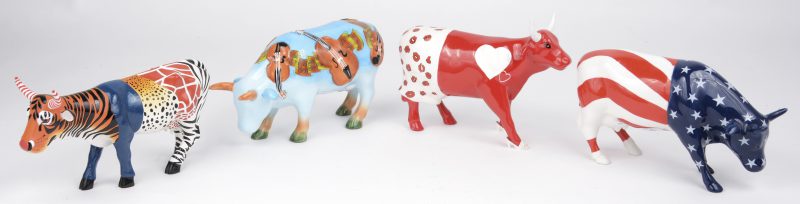 “Moo Zoo”; “The Moozart moment”; “Americaow the beautiful” & “Moocho amor”. Vier koeien uit de reeks ‘Cow Parade’ naar het gelijknamige kunstproject. Drie porseleinen en één van kunststof.