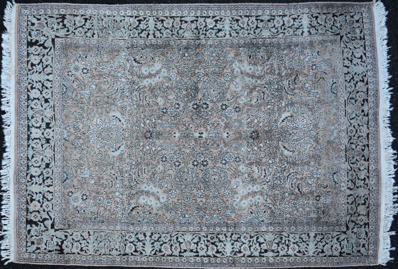 Een handgeknoopt Oosters tapijtje van wol en zijde.