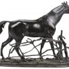 “Paard aan een hek”. Een gepatineerd bronzen beeld naar een werk van P.J. Mene.