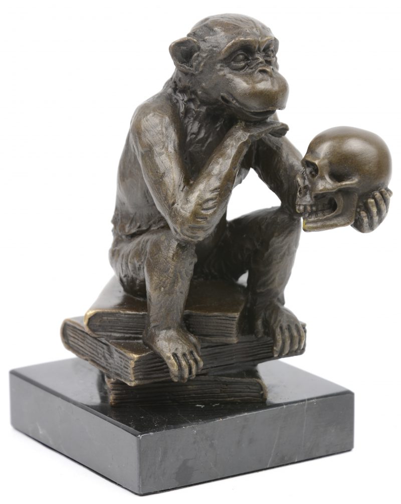 “Aapje met een schedel”. Een bronzen beeldje op een zwart marmeren sokkel naar een werk van Rheinhold.