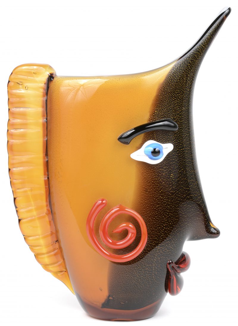 Een vaas in de vorm van een hoofd van meerkleurig Muranoglas.