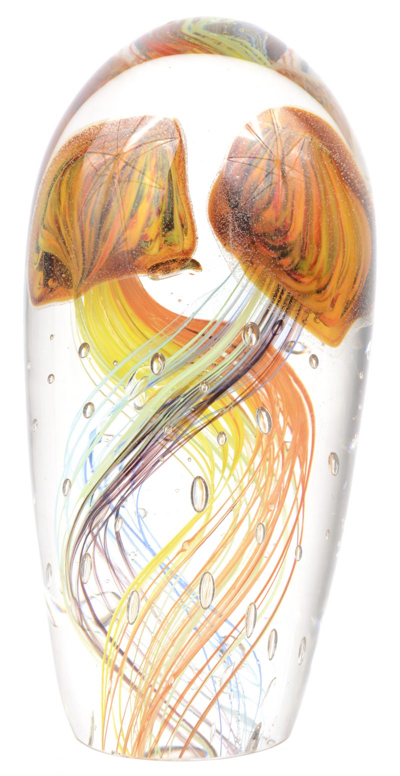 “Zeefantasie”. Een Murano sierobject van kleurloosglas met meerkleurige inclusies.