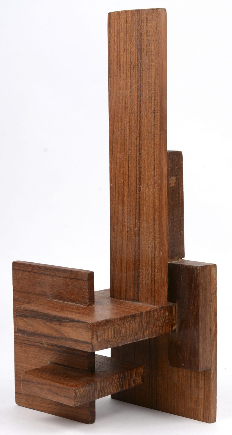 “Skizze A”. Een houten kunstwerk in de stijl van Georges Vantongerlo uit de reeks “Denkbilder”.