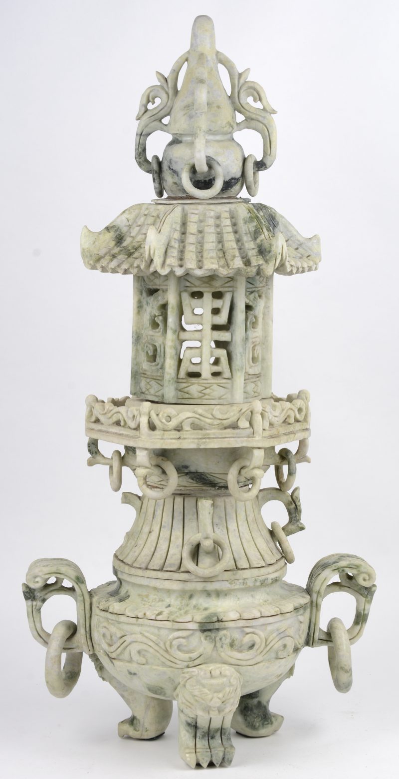 Een uit drie delen opgebouwde pagode van gesculpteerd jadeiet.