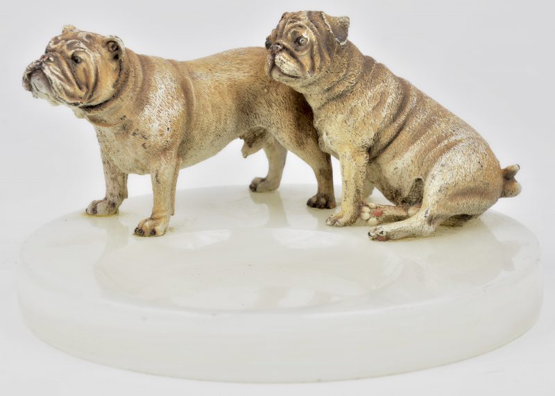 Twee bronzen bulldogs gemonteerd op een rond schaaltje in onyx.