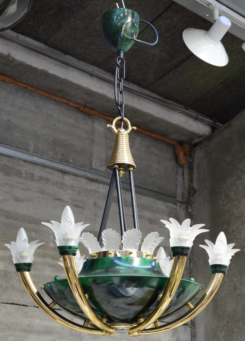 Een metalen luchter met groen marmermotief en met zes vergulde lichtarmen, eindigend in gesatineerde glazen kapjes.