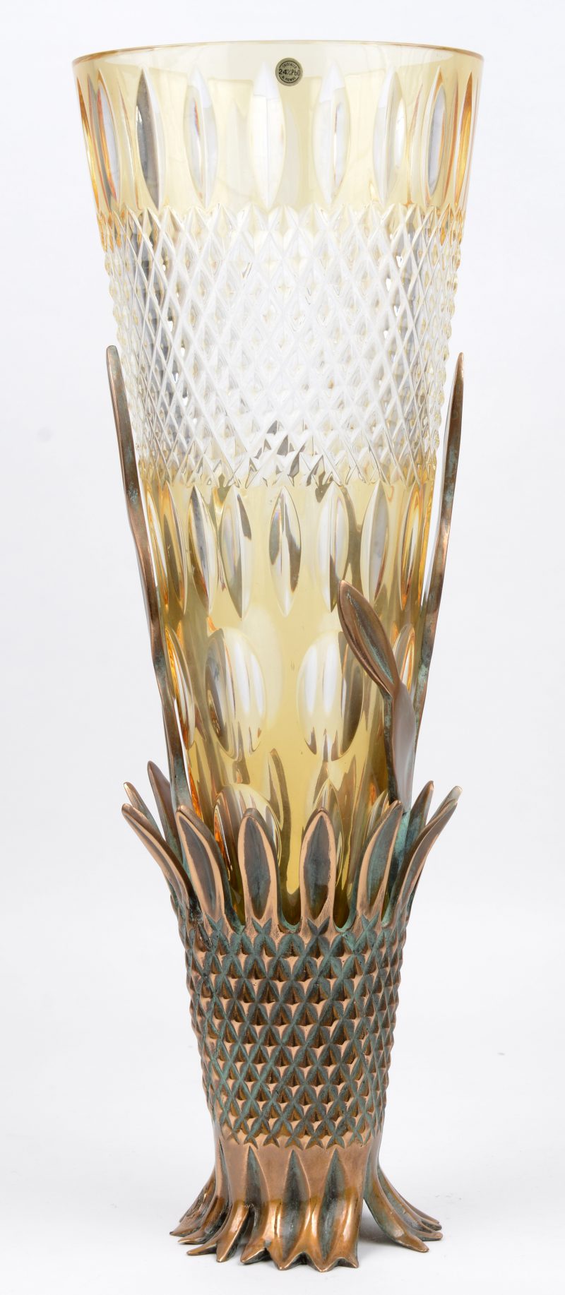 Een vaas van geslepen gekleurd en kleurloos kristal. In bronzen montuur. Gemerkt en genummerd 6/500. Bologna, Italië.