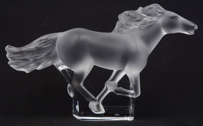 Een galopperend paard van gesatineerd kristal. Gemerkt. In originele doos.