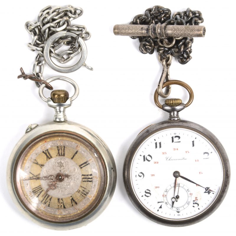 Twee verschillende zakhorloges. Victoria Patent Railway en Chronometre Deposé. Twee kleine mankementen.