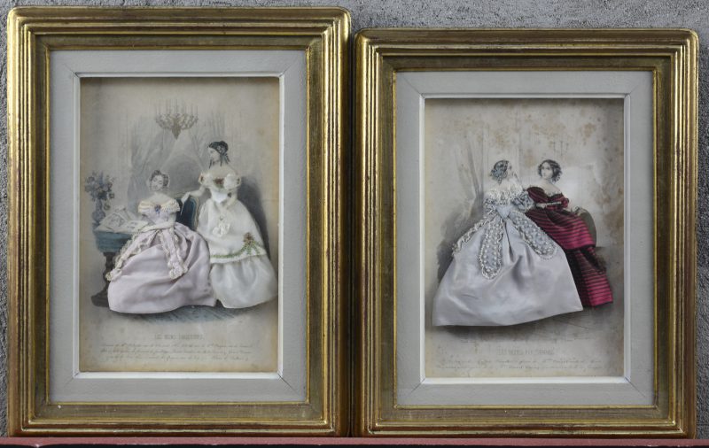 “Les modes parisiennes”. Twee XIXe eeuwse  modeprenten met handgemaakte jurkjes. Achter glas.