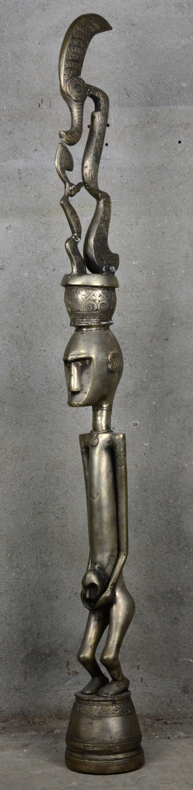 Een langgerekt Afrikaans bronzen beeld.