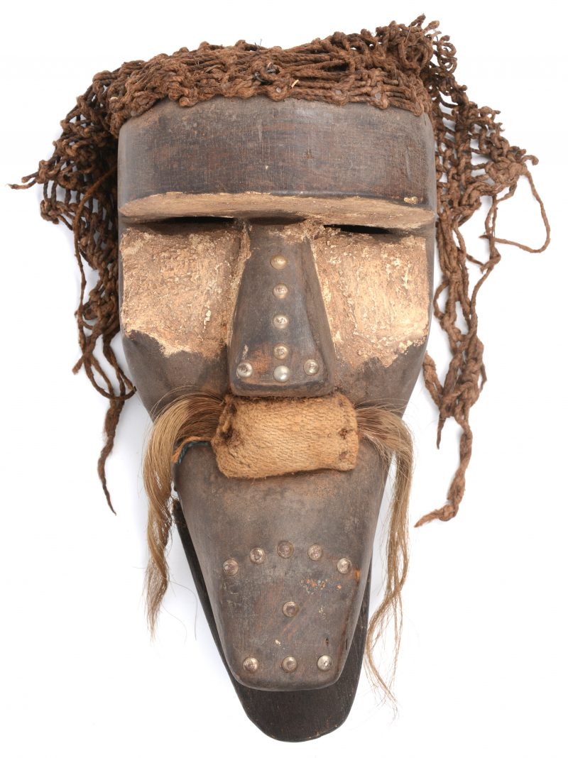 Een Afrikaans houten masker met vlechtwerk en haar.