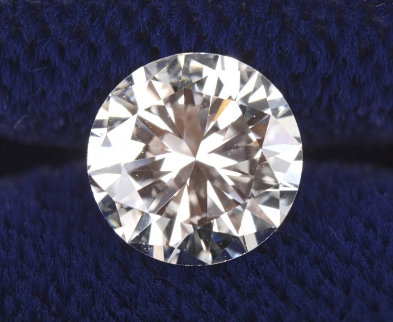 Een 18 K wit geelgouden ring bezet met een diamant van +- 0,70 ct.