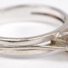 Een 18 K wit geelgouden ring bezet met een diamant van +- 0,70 ct.