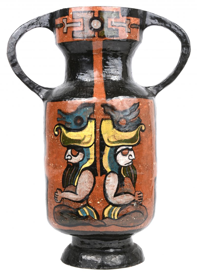 Een terracotta vaas met meerkleurig decor onder glazuur. Onderaan gesigneerd.