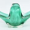 Een lot glaswerk, bestaande uit een gegoten glazen vaas van Scailmont, een groene designcoupe en een milieu de table in smeedijzeren montuur.
