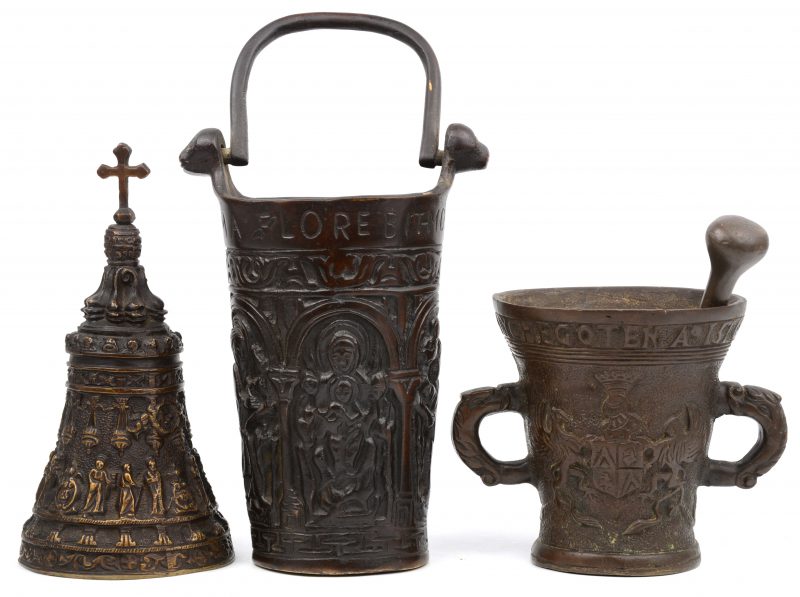 Drie bronzen replica’s: een vijzel met stamper, een kerkbel en een wijwatervat. Mooie, zware exemplaren.