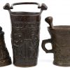 Drie bronzen replica’s: een vijzel met stamper, een kerkbel en een wijwatervat. Mooie, zware exemplaren.