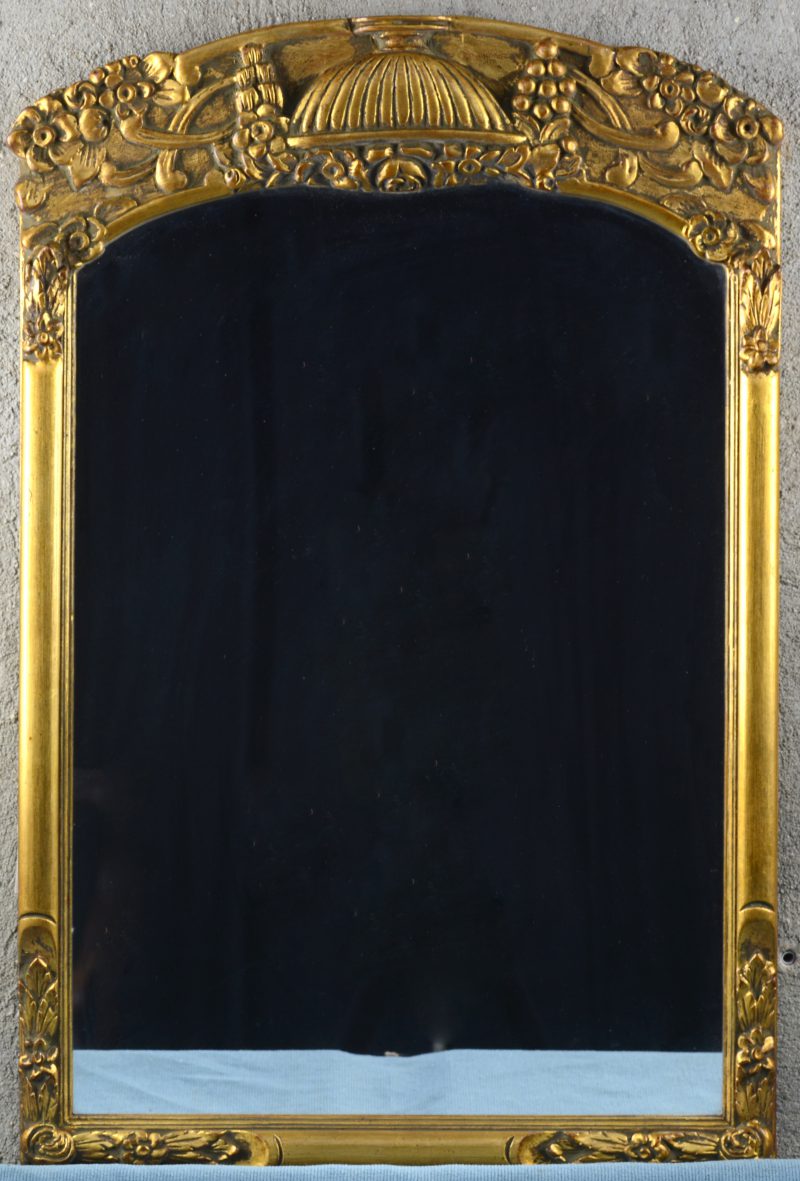 Een vergulde spiegel, versierd met een bloementuil.
