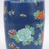 Een vaas van Chinees porselein met een meerkleurig decor van een goudfazant en pioenen op blauwe achtergrond.