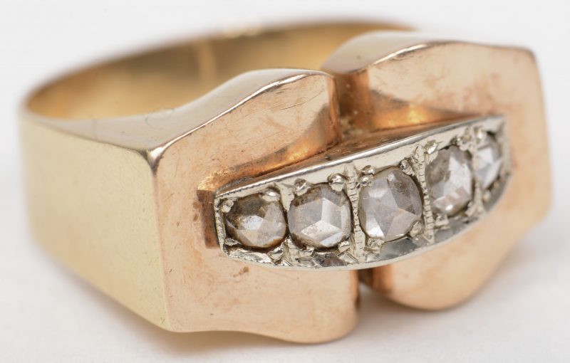 Een 18 K wit en geelgouden ring bezet met diamanten oude slijp met een gezamenlijk gewicht van +- 0,30 ct.