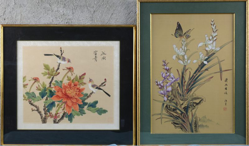 Een paar Chinese tekeningen op zijde met bloemen, vogels en vlinders.