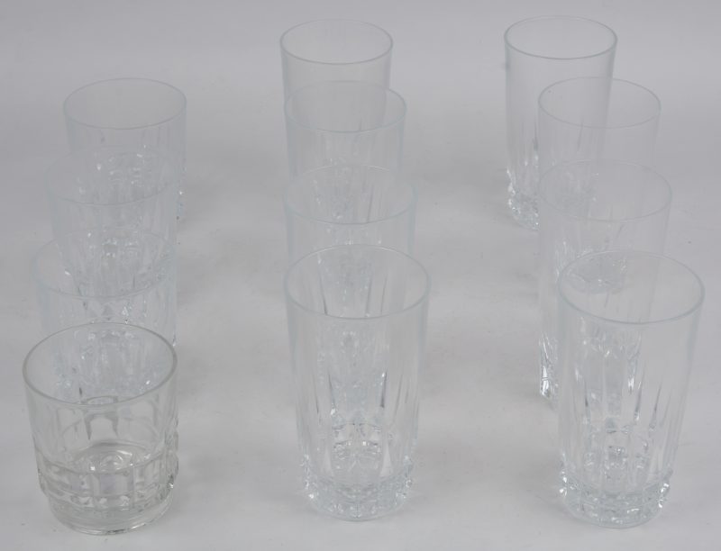 Een lot geslepen kleurloos kristallen glazen, bestaande uit vier whiskyglazen en acht cocktailglazen (twee afwijkende modellen).