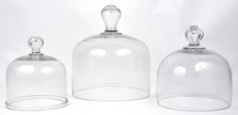 Een lot van drie antieke glazen kaasstolpen. XIXe eeuw.