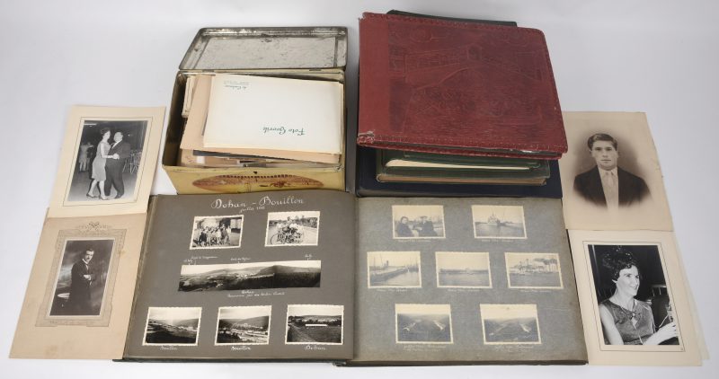 Een lot van vijf oude albums met plaatsaanduiding en data. Toegevoegd een groot aantal losse foto’s en postkaarten. periode 1900 - 1960.