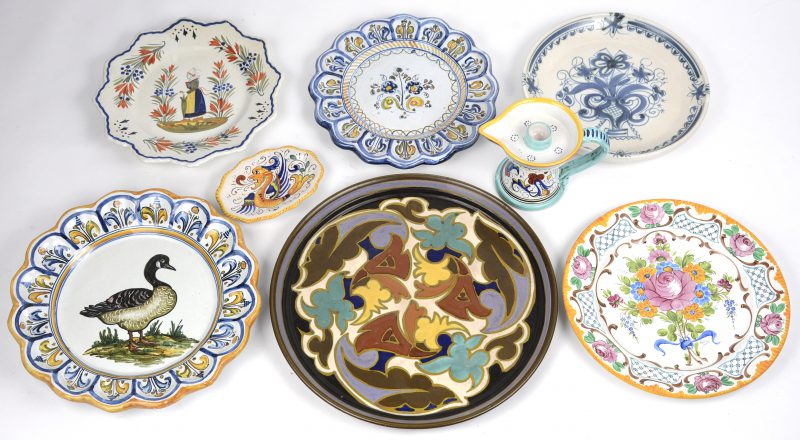 Een lot aardewerk, bestaande uit zes borden, een zeepbakje en een olielampje. Spanje, Italië, Bretagne & Gouda.