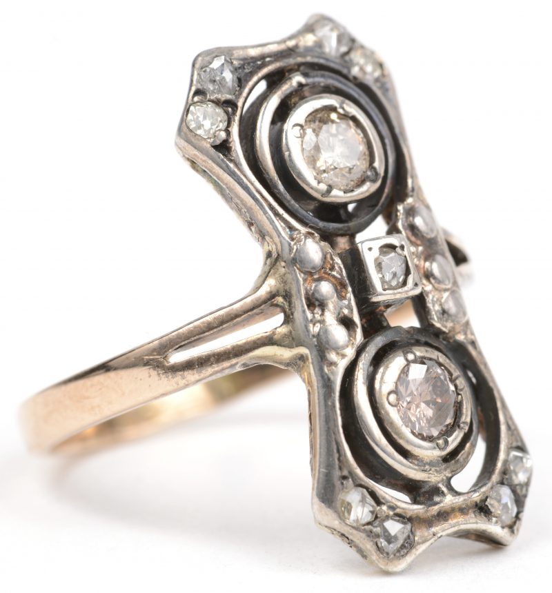 Een 18 K geelgouden ring bezet met diamanten in zilver gezet met een gezamenlijk gewicht van +- 0,40 ct.