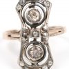 Een 18 K geelgouden ring bezet met diamanten in zilver gezet met een gezamenlijk gewicht van +- 0,40 ct.
