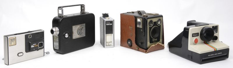 Een Kodak Brownie, een Kodak eight filmcamera, een Polaroid 1000 camera, een Kodak Disc 4000 en een flash.