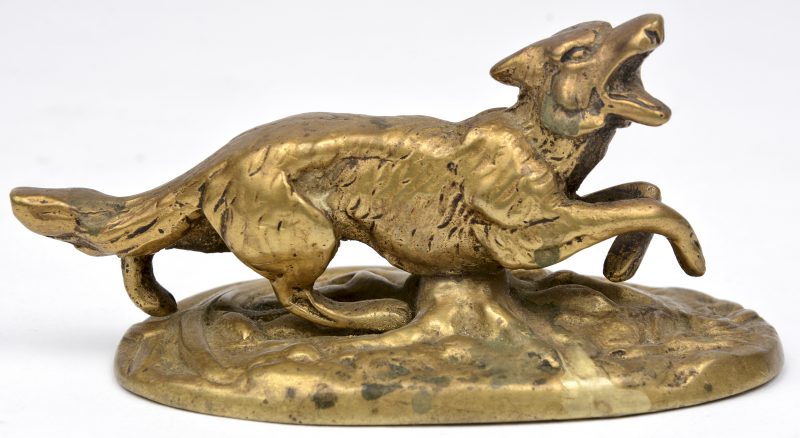 Een klein bronzen beeldje in de vorm van een wolf.