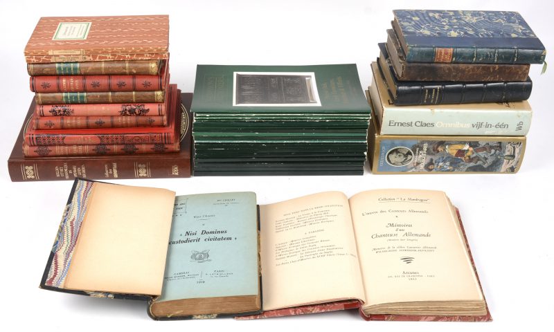 Een gevarieerd lot boeken met o.a. Wilkinson’s veilingcatalogi en Nederlandstalige en Franstalige proza en literatuur.