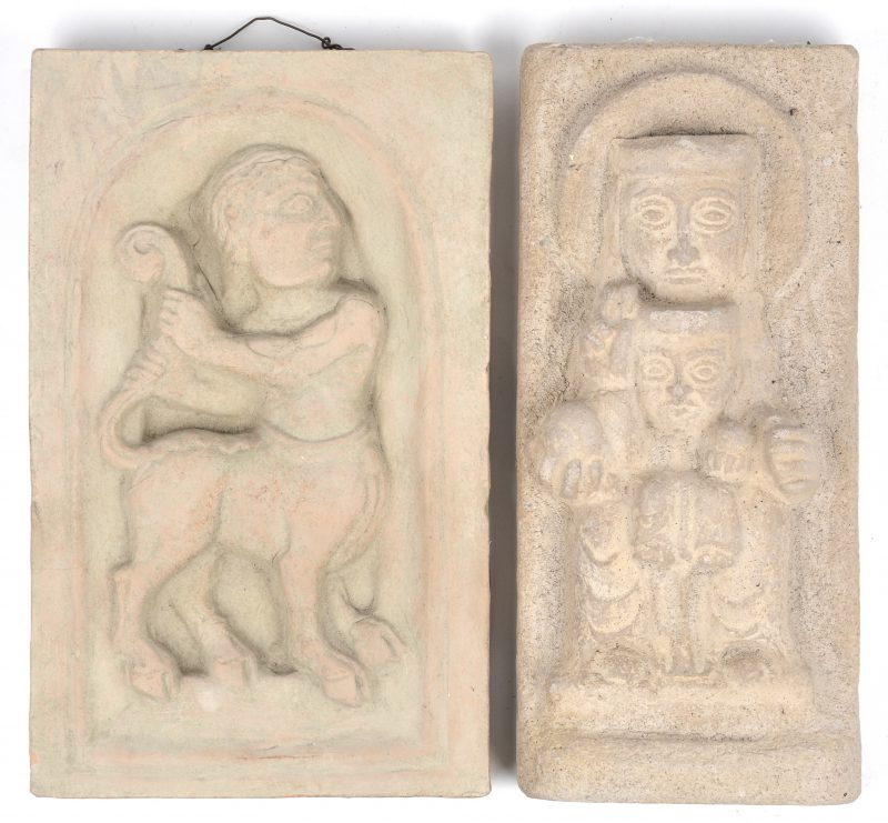 Twee reliëfs, waarbij één gebeeldhouwd stenen met voorstelling van de Madonna met kind (Spanje) en één van terracotta met voorstelling van een centaur (Ferrara, Italië)
