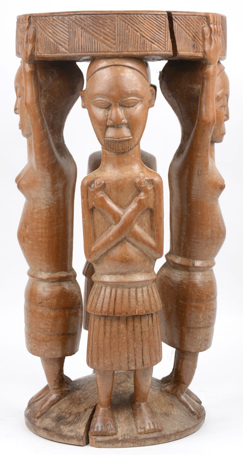 Een gebeeldhouwd Congolees houten stoeltje.