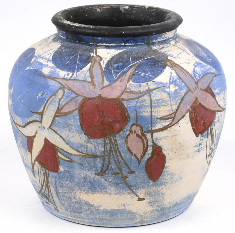 Een vaas van aardewerk uit Vallauris met decor van Louis Giraud. Zonder glazuur. Gemerkt en Gesigneerd.