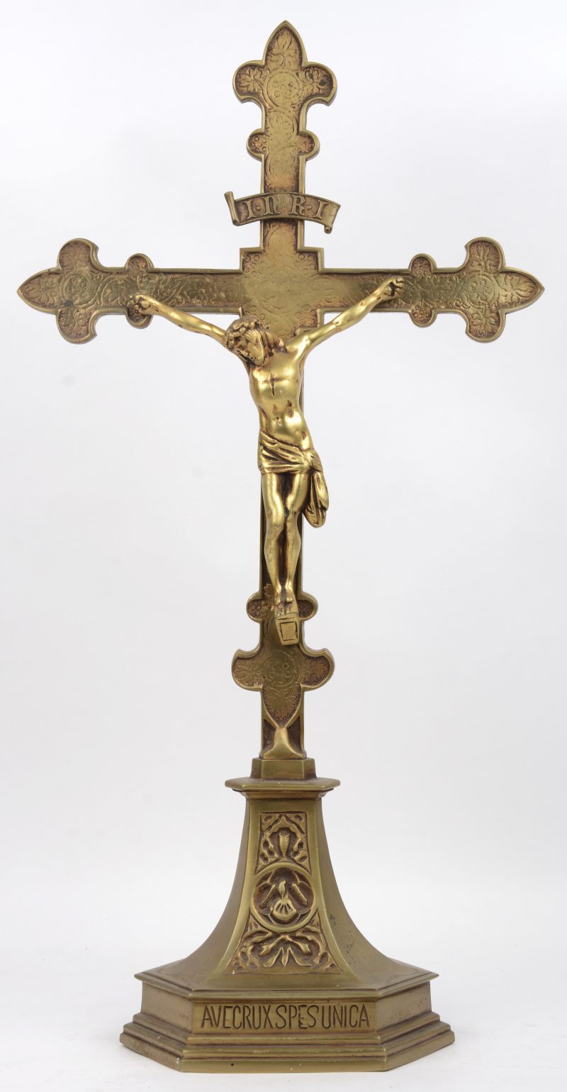 “Gegroet, O kruis, onze enige hoop”. Een verguld bronzen kruisbeeld.