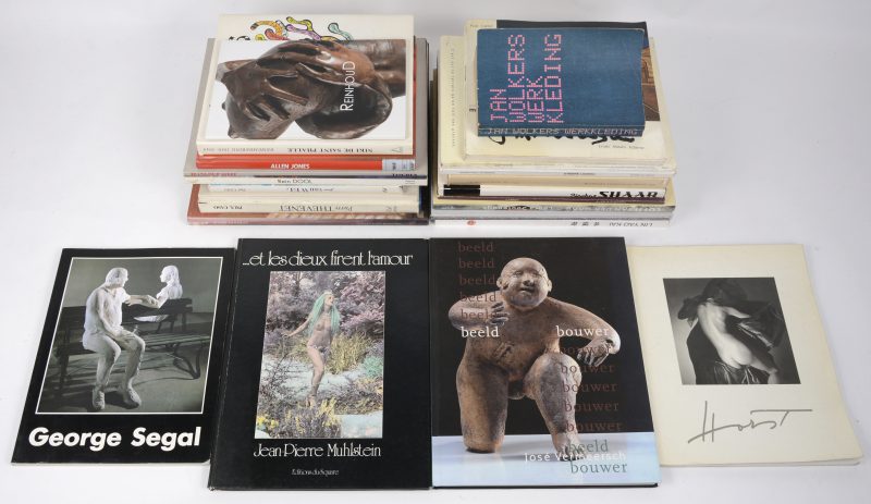 Een lot van 23 boeken en uitgaven met betrekking tot moderne kunst, met o.a. Lotti Van der Gaag, Pinchas, Niki de Saint Phalle, Allen Jones, Lin Yao Kai, Mark Innerst, Ma Desheng enz.