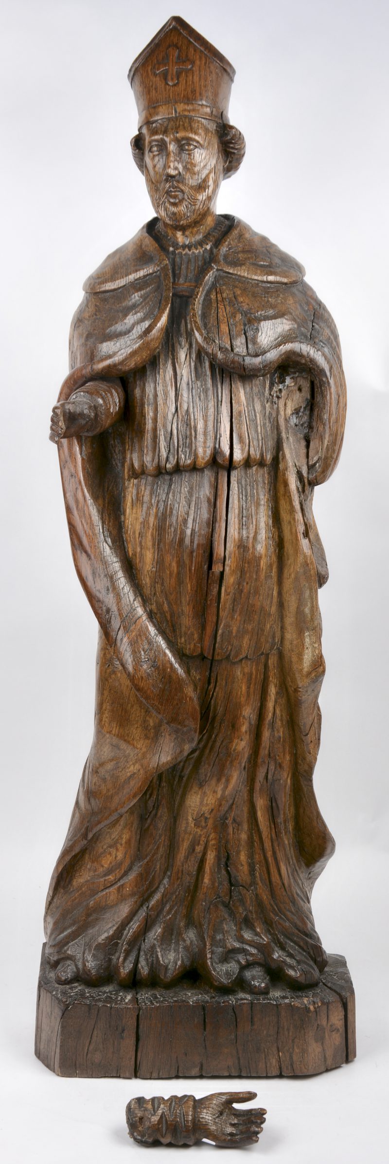 Een gebeeldhouwd kastanjehouten beeld van een kerkvader. XVIIIe eeuw. Linkerhand te restaureren.