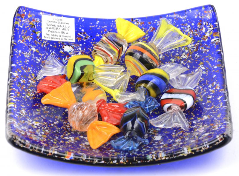 Een schaaltje en acht snoepjes van gekleurd Muranoglas.