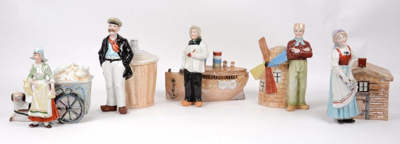 Een reeks van vijf meerkleurig aardewerken tabakspotten in de vorm van traditionele Hollandse personages.