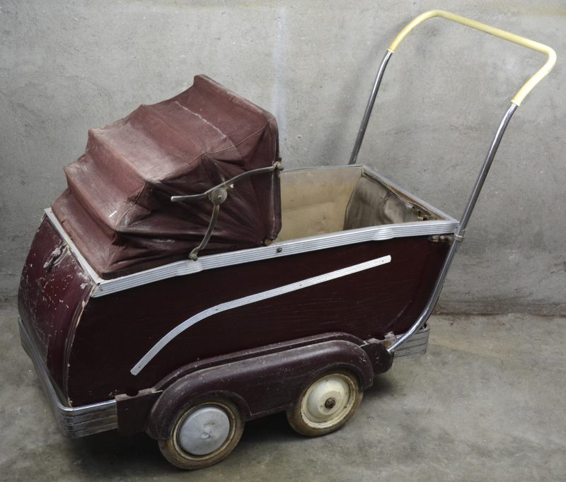 Een houten kinderwagen met canvas vouwkap. Jaren ‘50.